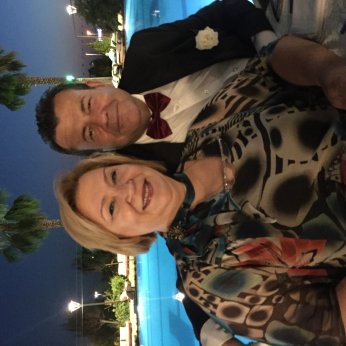 Eşini bir kütüphane  iki kitaplıkta yaşatacak