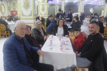 Tek “konuşmacı” imamdı. Menüde hurma olsa iyiydi