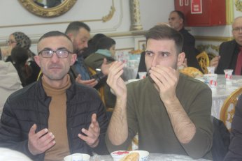 Tek “konuşmacı” imamdı. Menüde hurma olsa iyiydi