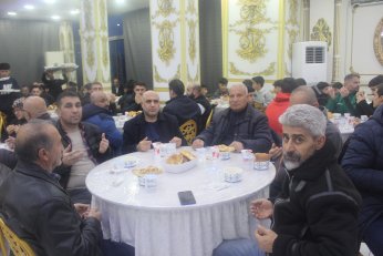 Tek “konuşmacı” imamdı. Menüde hurma olsa iyiydi