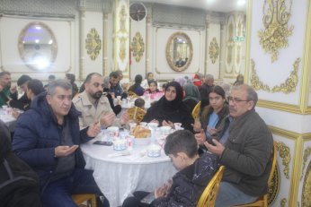 Tek “konuşmacı” imamdı. Menüde hurma olsa iyiydi