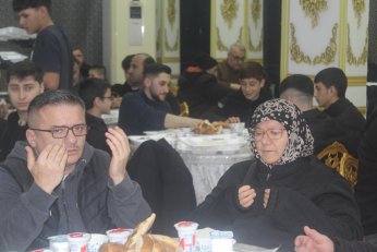 Tek “konuşmacı” imamdı. Menüde hurma olsa iyiydi