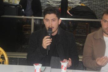 Tek “konuşmacı” imamdı. Menüde hurma olsa iyiydi