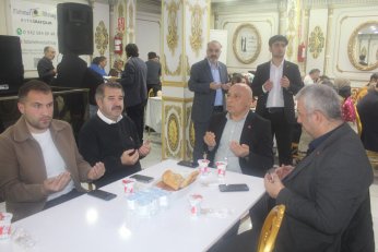 Tek “konuşmacı” imamdı. Menüde hurma olsa iyiydi