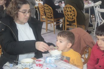 Tek “konuşmacı” imamdı. Menüde hurma olsa iyiydi