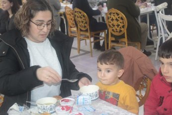 Tek “konuşmacı” imamdı. Menüde hurma olsa iyiydi