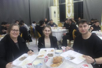 Tek “konuşmacı” imamdı. Menüde hurma olsa iyiydi