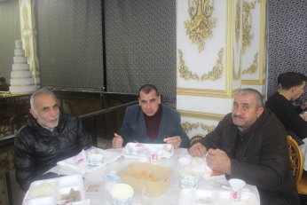 Tek “konuşmacı” imamdı. Menüde hurma olsa iyiydi