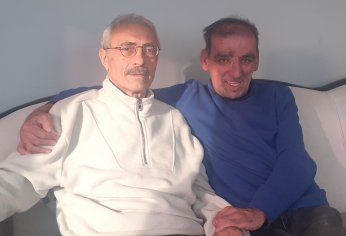 Köyünde felç oldu. Hayata ve mahalleye geri döndü