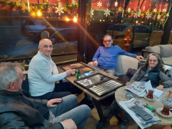 Tavla bahane. Şampiyon: Pardon yani Adnan abi 