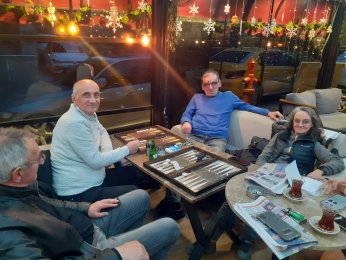 Tavla bahane. Şampiyon: Pardon yani Adnan abi 