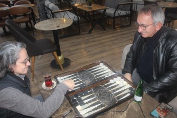 Tavla bahane. Şampiyon: Pardon yani Adnan abi 