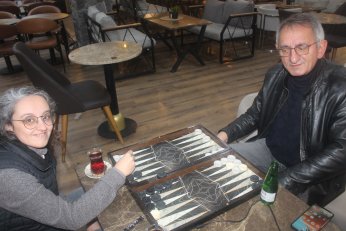 Tavla bahane. Şampiyon: Pardon yani Adnan abi 