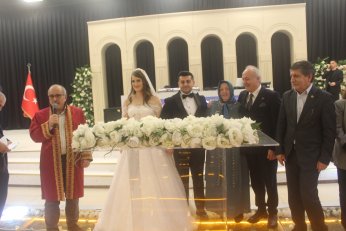 Kendi kendisine, ‘Evleneceğim kişi’ demişti. Evlendi 