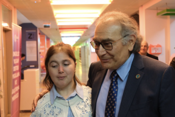 Parmaklarıyla beynin görme merkezini kullandı