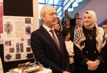 Parmaklarıyla beynin görme merkezini kullandı