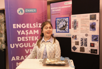 Parmaklarıyla beynin görme merkezini kullandı