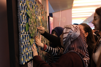 Parmaklarıyla beynin görme merkezini kullandı