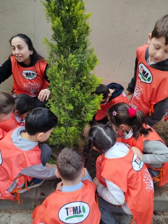 TEMA bu sefer Atatürk İlkokulunu ağaçlandırdı