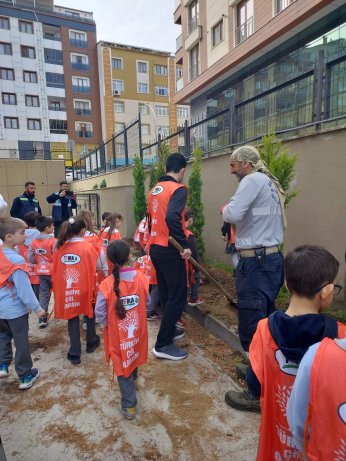 TEMA bu sefer Atatürk İlkokulunu ağaçlandırdı