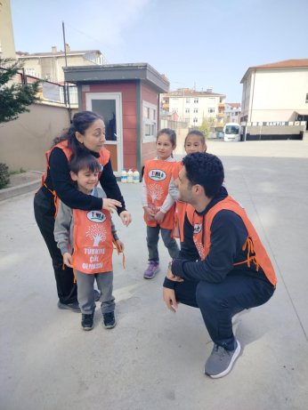 TEMA bu sefer Atatürk İlkokulunu ağaçlandırdı