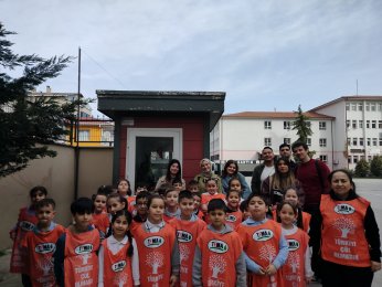 TEMA bu sefer Atatürk İlkokulunu ağaçlandırdı