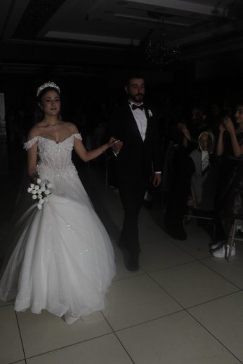Dünya evine kınayı soğutmadan girdiler 