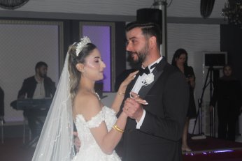 Dünya evine kınayı soğutmadan girdiler 
