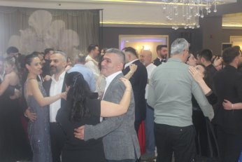Dünya evine kınayı soğutmadan girdiler 