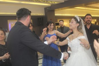 Dünya evine kınayı soğutmadan girdiler 