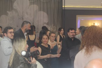 Dünya evine kınayı soğutmadan girdiler 