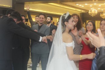 Dünya evine kınayı soğutmadan girdiler 