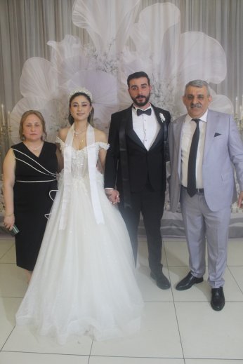 Dünya evine kınayı soğutmadan girdiler 