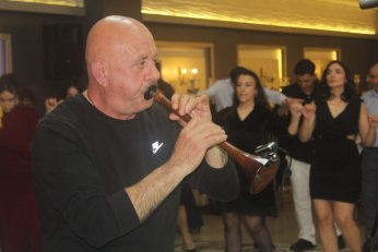 Dünya evine kınayı soğutmadan girdiler 
