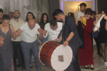 Dünya evine kınayı soğutmadan girdiler 