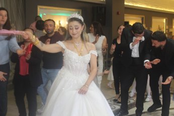 Dünya evine kınayı soğutmadan girdiler 