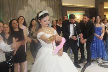 Dünya evine kınayı soğutmadan girdiler 