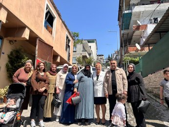 Ravive’de anneler ve  kızları karanfillerle anıldı
