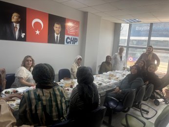 Ravive’de anneler ve  kızları karanfillerle anıldı