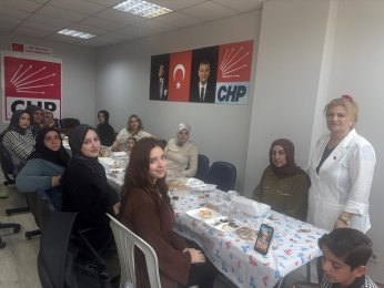Ravive’de anneler ve  kızları karanfillerle anıldı