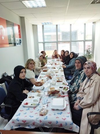 Ravive’de anneler ve  kızları karanfillerle anıldı