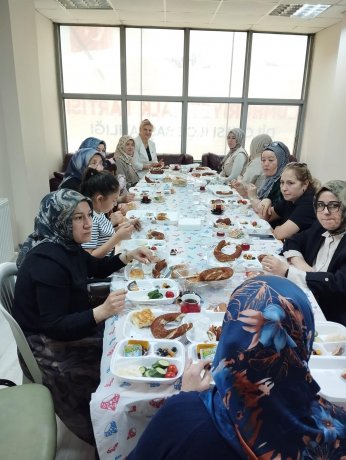 Ravive’de anneler ve  kızları karanfillerle anıldı