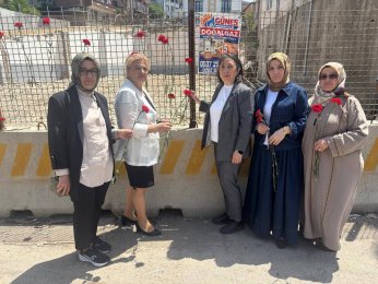 Ravive’de anneler ve  kızları karanfillerle anıldı
