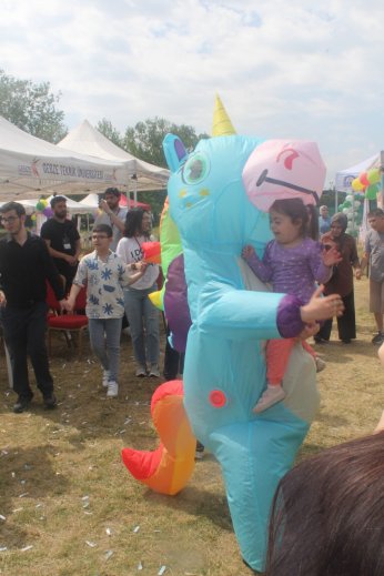 Ön yargıları sevgiyle yıkıyorlar 