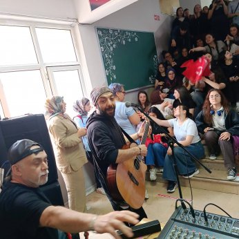 Sarkuysan'da vur patlasın çal oynasın