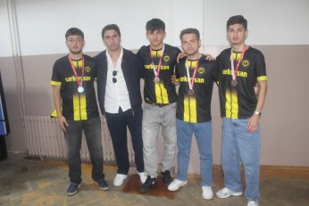 Hem kupalara hem ilke imza attılar