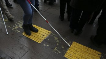 İstanbul'da sarı tırtıklı yollar, ağaca toslar