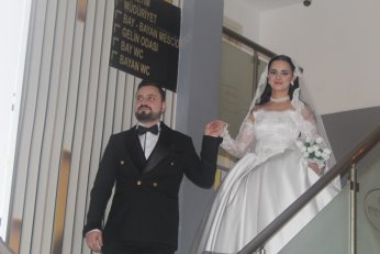 Takı töreninde gövde gösterisi 