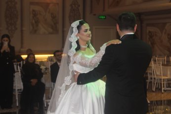 Takı töreninde gövde gösterisi 