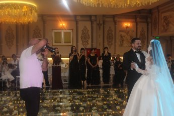 Takı töreninde gövde gösterisi 